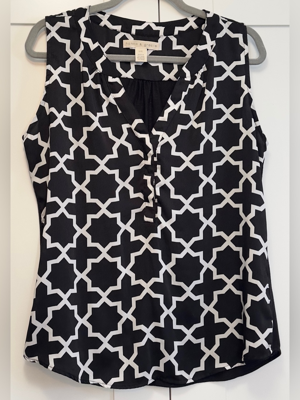 Sleeveless Geometric Print Black & White Women’s V Neck Top Sz LG
